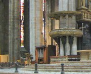 Dôme de Milan: l'orgue de choeur Tamburini qui paraît bien petit dans l'immensité de l'entrée du choeur. Source: it/wikipedia.org
