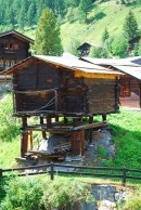 Habitat ancien traditionnel à Blatten. Cliché personnel