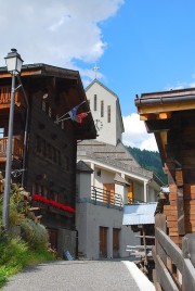 Vue dans le village avec l'église au fond. Cliché personnel