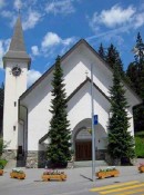 Vue de l'église cathol. de Lenzerheide. Source: http://www.kath-lenzerheide.ch/unsere-kirchen/