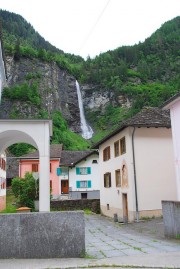 Vue de la cascade de Augio, avec à gauche, le porche de l'église. Cliché personnel