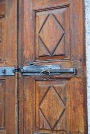 Belle porte d'entrée ancienne. Cliché personnel