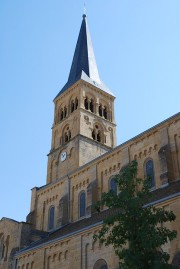 Vue de l'église de Charolles. Cliché personnel (sept. 2016)
