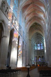 Vue de la nef avec les reflets des vitraux. Cliché personnel