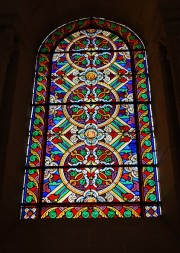 Exemple d'un vitrail de la basilique de Paray. Cliché personnel
