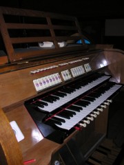 La console de l'orgue Schäffer du Temple de Coffrane. Cliché personnel