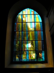 Autre vitrail de R. Perrenoud à Coffrane. Cliché personnel
