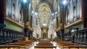 Nef de la cathédrale de Milan avec des orgues. Source: https://www.youtube.com/