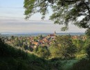 Vue du village de loin avec son église. Source: page Facebook