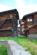 Habitat traditionnel du Haut Valais. Cliché personnel, juillet 2018