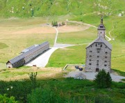 Vue de l'ancien Hospice Stockalper depuis le col, avec la maison Barralhaus (édifice très long). Cliché personnel