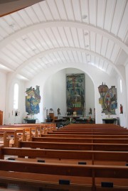 Vue de la nef de la nouvelle église moderne (1956-59). Cliché personnel