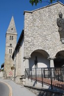 Vue de l'église de Grimisuat (clocher roman). Cliché personnel