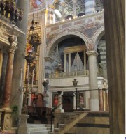 Cathédrale de Pise: orgue Mascioni (1977-80) situé à droite dans le choeur, face à l'autre orgue (Serassi: 1831-35). Auteur du cliché: J'ai vu Nina voler (Wikipedia)