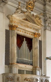 Padoue, cathédrale: orgue de l'Evangile (à gauche vers le choeur). La réplique en face (orgue de l'Epître) est pilotée, avec l'orgue de l'Evangile, depuis une console unique dans la nef. Source: it.wikipedia.org (Didier Descouens - Opera propria)