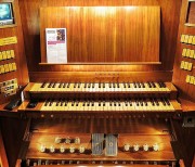 Vue partielle de la console de l'orgue Tamburini, San Marco, Venise. Source: cliché de Ivan Furlanis copyright (Flickr)