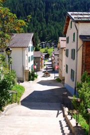 En quittant l'église, on a une belle perspective du village situé plus bas. Cliché personnel