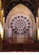 Orgue Whitehouse de la cath. Ste-Marie de Sydney (entrée principale de l'édifice). Orgue relié électroniquement à l'orgue Létourneau par console mobile de nef. Source: http://www.ohta.org.au/confs/Sydney/STMARYSCATHEDRAL.html