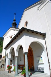 Vue de l'entrée de l'église (rappel du style toscan). Cliché personnel