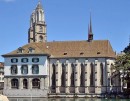 La Wasserkirche avec les tours du Grossmünster. Source: commons.wikimedia.org/wiki/File:Helmhaus-Wasserkirche_-_Limmat_-_Stadthausquai_2014-05-23_13-41-23.JPG?uselang=fr