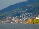 Vue de Walchwil au bord du lac de Zoug. Source: de.wikipedia.org/wiki/Walchwil