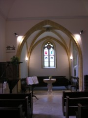 Intérieur du Temple de Fenin en direction du choeur gothique. Cliché personnel