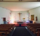 Vue intérieure de l'église cathol. de Schiers. A droite on pourrait distinguer un meuble qui pourrait être un orgue positif (ou numérique ??). Source: Google.maps