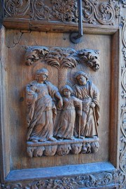 Un des panneaux sculptés de la porte d'entrée. Cliché personnel