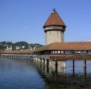 Lucerne: le fameux Pont de la Chapelle et au loin la Hofkirche. Source: https://commons.wikimedia.org/wiki/File:Switzerland_Lucerne.jpg