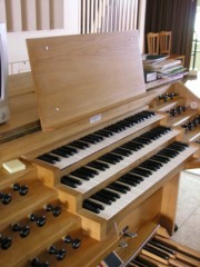 Vue des claviers de l'orgue de Courrendlin. Cliché personnel
