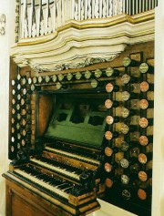 La console impressionnante de l'orgue Trost de Waltershausen. Crédit: www.uquebec.ca/
