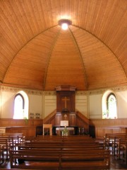 Intérieur du Temple de Noiraigue. Cliché personnel