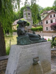 Une vue du temple avec au premier plan une sculpture de L. Perrin. Cliché personnel