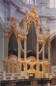 Autre vue de cet orgue prestigieux de Dresde (Hofkirche). Crédit: www.jehmlich-orgelbau.ch/