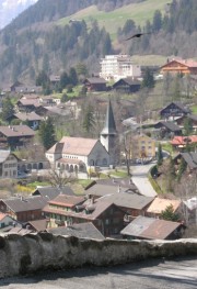 Château-d'Oex, église catholique vue depuis le parvis du Temple réformé. Cliché personnel