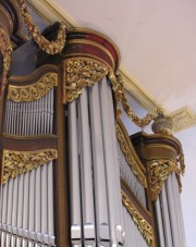 Détails des dorures du buffet d'orgue, Lentigny. Cliché personnel