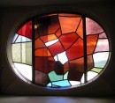 La Chaux-du-Milieu, un oeil-de-boeuf, vitrail de Lermite au Temple. Cliché personnel