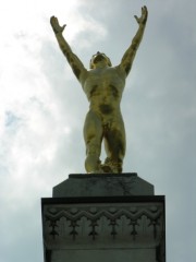 La statue dorée surmontant le porche (par L'Eplattenier). Cliché personnel au zoom
