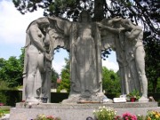 Monument aux morts faisant face au Crématoire (sculpture de L'Eplattenier). Cliché personnel