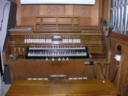 Console de l'orgue Kuhn vers le choeur. Cliché personnel