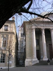 Vue de l'entrée de la cathédrale avec l'une des tours du transept. Cliché personnel