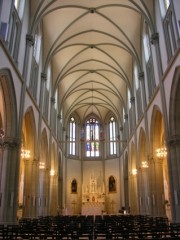Vue axiale de la nef à la Tour-de-Trême. Cliché personnel