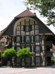 Une superbe façade d'un hôtel-restaurant à proximité de l'église. Cliché personnel