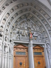 Portail d'entrée sculpté. Cathédrale de Fribourg. Cliché personnel