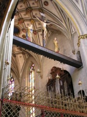 L'entrée du choeur. Grille du 15ème s. Calvaire sculpté de 1430. Orgue de choeur du 17ème s. Cliché personnel