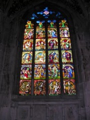 Chapelle Matter (vitrail de 1918) vers le choeur de la cathédrale (danse macabre par Ed. v. Rodt). Cliché personnel