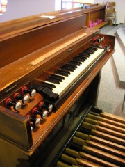 La petite console de l'orgue (un clavier, pédalier). Cliché personnel