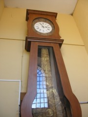 Une horloge comtoise de plus de 5 m de haut à l'entrée de l'église. Cliché personnel