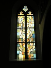 Exemple d'un des vitraux de l'artiste Roland Guignard dans la nef. Cliché personnel
