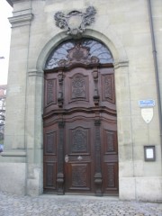 Porte style Régence de l'église des Cordeliers à Fribourg. Cliché personnel (2006)